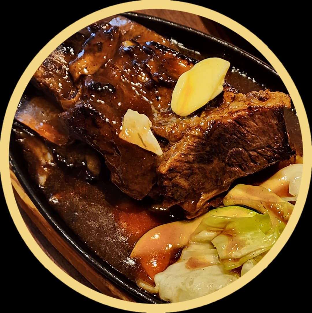 Beef Short Ribs w/Black Pepper/Gravy Sauce on Rice/Spaghetti served on A Sizzling Iron Plate